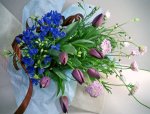 画像3: 紫のチューリップとデルフィニウムの花束 (3)