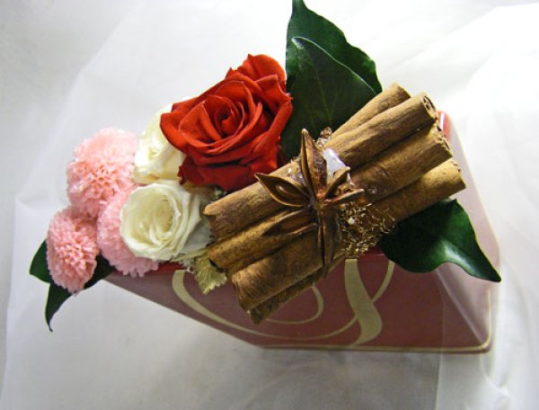 シナモンの香りがほんのり漂うプリザーブドアレンジメントです。