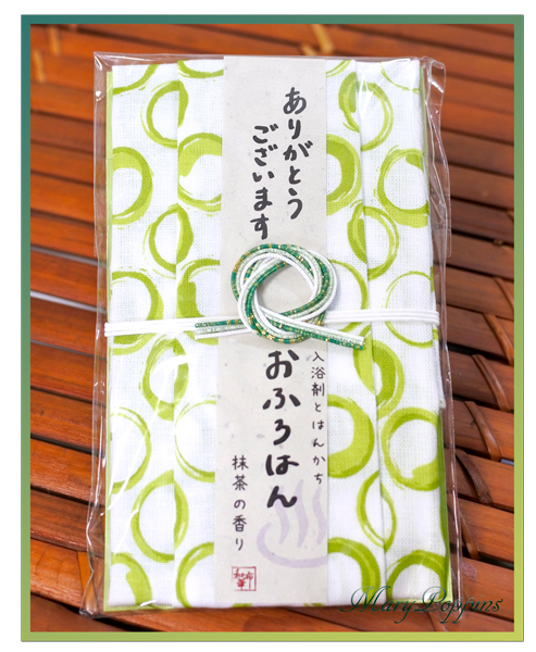 9月のお届けに抹茶の香りの入浴剤とハンカチのセットを同梱プレゼントいたします。