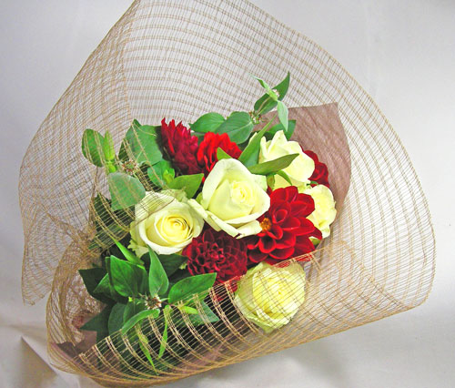 誕生日のお祝いや記念日におすすめ 紅白のバラとダリアの花束です