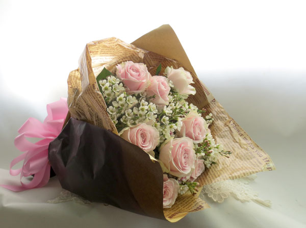 淡いピンクと白のノーブルな印象の花束です お誕生日祝いやご結婚祝いにおすすめです