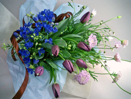 紫のチューリップとデルフィニウムの花束 フラワーギフトmarypoppins