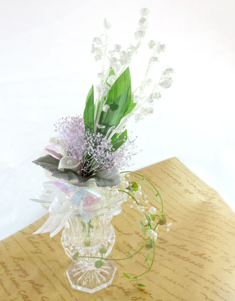 お誕生日や御結婚祝いにおすすめ-プリザーブドフラワーの鈴蘭の花束です。