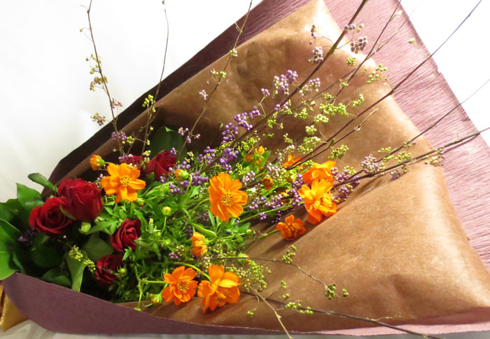 黄花コスモスと紫式部の花束 フラワーギフトmarypoppins