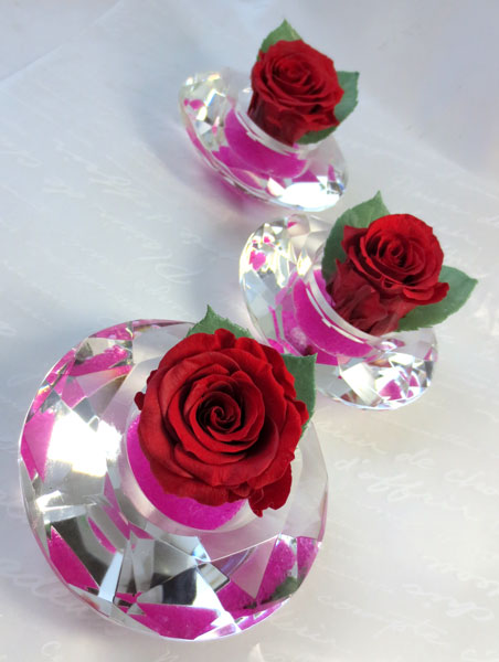 高級感のあるクリスタル調のガラス花器に真っ赤なバラを１輪アレンジ 
