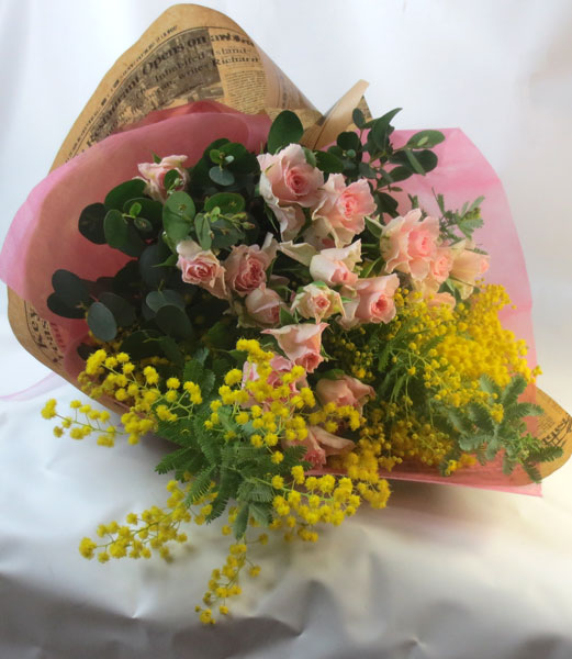 ミモザの日のプレゼントや ホワイトデーや ご卒業のお祝いにおすすめの花束です ミモザの花束 Lussier