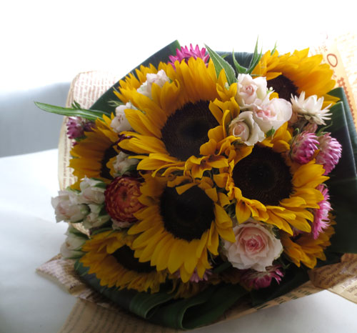 明るく元気なひまわりの花束です お誕生日や記念日のフラワーギフトにおすすめです