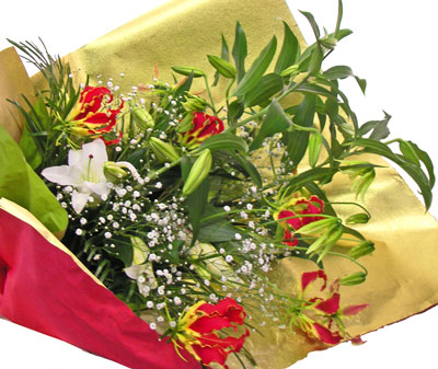 カサブランカとグロリオーサリリー という高級感のあるお花を 上質なゴールドの和紙でラッピングした花束です 個展 式典での贈呈用花束として また目上の方へのお誕生日のお祝いなどフォーマルなシーンでお使いいただける花束です