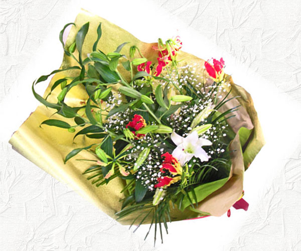 カサブランカとグロリオーサリリーという高級感のあるお花を 上質なゴールドの和紙でラッピングした花束です 個展 式典での贈呈用花束 として また目上の方へのお誕生日のお祝いなどフォーマルなシーンでお使いいただける花束です